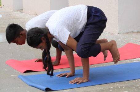 अंतरराष्ट्रीय योग दिवस- हेरिटेज इंटरनेशनल पब्लिक स्कूल दुर्ग के बच्चों ने किया योग, स्कूल के डायरेक्टर ने कहा नियमित योग से काया रहती है निरोग