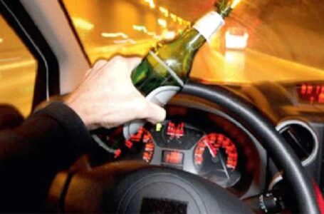 शराब पीकर गाड़ी चलाने वालों को मुंबई ट्रैफिक पुलिस ने दी अनोखे अंदाज में चेतावनी दिया गंभीर सुरक्षा संदेश
