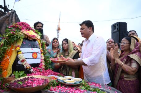 Har Har Mahadev-बैकुंठधाम शिव मंदिर में 108 किलो दूध, दही, घी, शहद और चंदन से भोलेनाथ का हुआ महारुद्राभिषेक: ड्रोन से शिवलिंग पर फूलों की वर्षा; दया सिंह ने बताई अगले 6 सावन सोमवारों की प्लानिंग