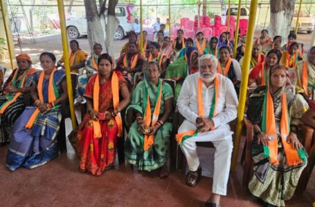 Bjp News-कांग्रेस छोड़-खुर्सीपार की सैकड़ों महिलाओं ने किया भाजपा प्रवेश, पूर्व मंत्री प्रेमप्रकाश पाण्डेय ने दिलाई सदस्यता. महिलाओं ने भिलाई विधानसभा में कमल खिलाने का लिया संकल्प