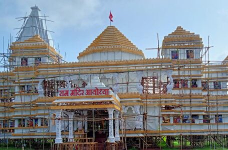 Bhilai News-आकर्षण का केंद्र बना चरोदा रेलनगर का भव्य गणेश पंडाल…अयोध्या के राम मंदिर और वृंदावन के प्रेम मंदिर की झलक एक साथ…हर आधे घंटे में बदल जाएगा पंडाल का रंग